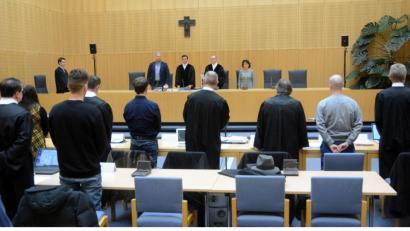 Bild: Gabi Schönberger
Die 1. Strafkammer am Landgericht Weiden unter Vorsitz von Landgerichtspräsident Gerhard Heindl mit beisitzendem Richter Matthias Bauer verurteilt die drei Angeklagten zu Haftstrafen zwischen 2 Jahren bis 6 Jahre und 9 Monate.