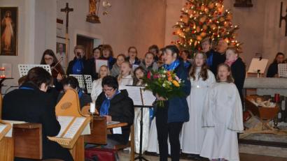 Bild: gi
Zum Abschluss des Weihnachtskonzerts singen alle das „Stille Nacht“. Für die Leiterin Petra Zielbauer gibt es einen Blumenstrauß.