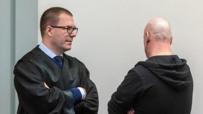 Bild: Armin Weigel/dpa
Der Angeklagte (rechts) steht im Verhandlungssaal des Landgerichts Regensburg neben seinem Verteidiger Sebastian Gaßmann.