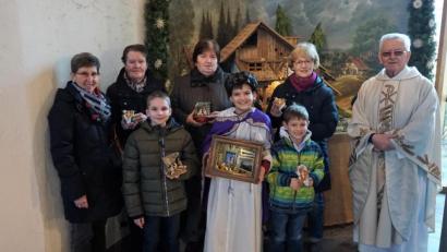 Bild: wec
Die Gewinner vor der Krippe in Kirche (hinten von links): Elisabeth Vogl, Josefine Augsberger (für ihre Tochter Christine), Monika Beer, Marianne Flierl (für Enkeltochter Marina Hierl)und der Ruhestandsgeistliche Josef Beer sowie (vorne von links) Simon Zott, Bastian Kryschak und Glückskind Julian Preuß.