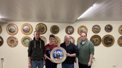 Bild: gi
Martin Götz (Zweiter von rechts) überreicht die Scheibe an den Gewinner Marco Kindl. Dazu gratulieren Sportleiter Fabian Putzer (links) und Schützenmeister Stefan Brandmiller (rechts).