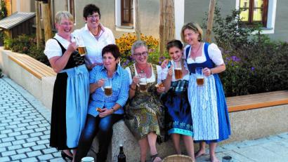 Bild: exb/Fabian Zetzl
Die Neuhauser Zoiglwirtinnen sind im Januar auf dem Kalenderblatt zu sehen. Von links: Renate Schönberger, Rosi Witt, Monika Bauer, Gabi Fütterer, Sabine Furich und Gabi Punzmann.