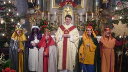 Bild: exb
Die Wildenauer Sternsinger Lukas Kink, Lilian Förster, Sophia Förster, Leonie Wittmann und Lukas Mark (von links) in der Kirche St. Erhard mit Vikar Konrad Maria Ackermann (Mitte).