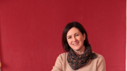 Bild: exb/Lorenz Pinck/LTO 
Für drei weitere Vorstellungen in der Regionalbibliothek Weiden tauscht LTO-Schauspielerin Claudia Lohmann ihren Kaffeebecher gegen ein Cocktailglas und schlüpft in die Rolle der „Kellnerin Anni“.