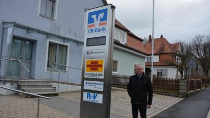 Bild: jr
Um diese Werbestele geht es. Bürgermeister Ernst Neumann fordert die VR-Bank Fichtelgebirge-Frankenwald auf, diese Stele nach der Schließung der Pechbrunner Filiale abzubauen und zu entfernen. Für dieses Ansinnen weiß er den Gemeinderat hinter sich.