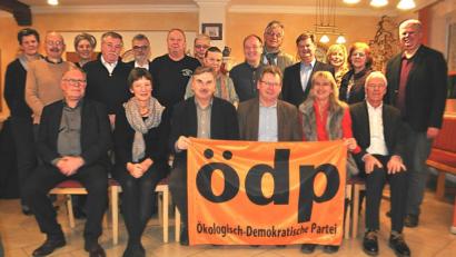 Bild: Hirsch
Die ÖDP nominierte die Bewerber für den Kreistag. Unser Bild zeigt sitzend von links die Spitzenkandidaten Hans Glatzl, Ursula Schindler, Alfred Damm, Martin Prey, Heidi Eckl und Arnold Kimmerl. Landesvorsitzender Klaus Mrasek (rechts) leitete die Wahl.