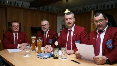 Bild: roh
Vorsitzender und Chorleiter Horst Straub ( rechts), Stellvertreter Wolfgang Härtl (Dritter von rechts), Kassier Bernhard Schmidt (Zweiter von rechts) und Schriftführer Uve Hoffmann lieferten in der Generalversammlung des Gesang- und Orchestervereins bemerkenswerte Zahlen.