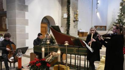 Bild: Petra Hartl
Klassische Kammermusik gab es am Dreikönigstag in der Pfarrkirche Hl. Dreifaltigkeit zu hören. Es musizierten (von links) Sebastian Stoiber, Christian Farnbauer, Brigitte Englhard und Kathrin Ehrnsberger.