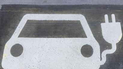 Bild: eik
E-Mobilität ist ein Thema im Landratsamt: Hier wurde Ambergs erste Ladesäule aufgestellt, im Landkreis soll die Zahl der E-Zapfsäulen weiter wachsen.