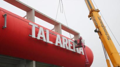 Bild: Weiten
Für viele ungewohnt: Seit Dienstag ist der Schriftzug „Continental-Arena“ auf der Außenfassade des Fußballstadions verschwunden.