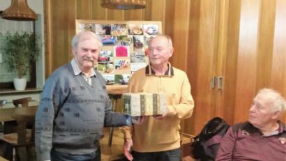 Bild: exb
Karl Schieder dankt mit einer kleinen Aufmerksamkeit dem „Präsidenten“ der Gruppe "Fit mit 60", Gerd Dietl.