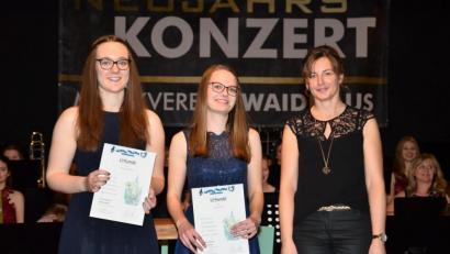 Bild: fjo
Qualität und Quantität beim Klarinettenspiel von Anna Nahrhaft und Lena Putzer fußen in weiten Teilen im Unterricht durch Musiklehrerin Margret Greß (von links).