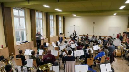 Bild: exb
Gemeinsam proben die erwachsenen und jugendlichen Musiker unter der Leitung von Burkhard Weber.