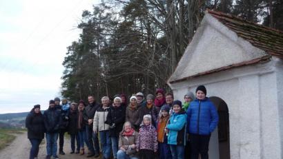 Bild: exb/Thomas Salzl
Die Wanderer stehen vor der Marktlhofkapelle, dem Ziel des Ausflugs.