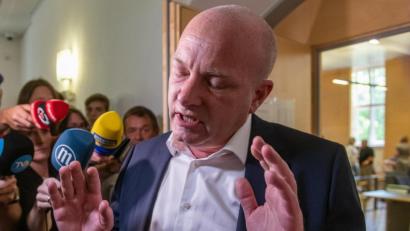 Archivbild: Armin Weigel/dpa
Joachim Wolbergs, suspendierter Oberbürgermeister von Regensburg, vor dem Verhandlungssaal des Landgerichts.