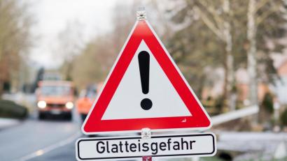 Bild: Julian Stratenschulte/dpa
In mehreren Kreisen und der Stadt Weiden warnt der Deutsche Wetterdienst (DWD) vor Glatteis.