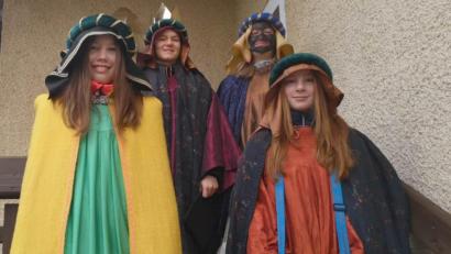 Bild: mng
Festlich gewandet ziehen die Sternsinger durch Hessenreuth und bringen den Segen. Über die Türen schreiben sie „20 C+M+B 20“, „Christus mansionem benedicat“, was „Christus segne dieses Haus“ bedeutet.