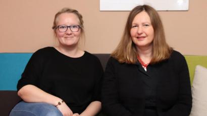Bild: Thomas Dobler
Die Donum-Vitae-Beratungsstelle Schwandorf besteht aus Katinka Schmidbauer und Jadranka Umek (von links). Sie bieten Informationen und Beratungen bei allen Fragen zu Schwangerschaft und Geburt