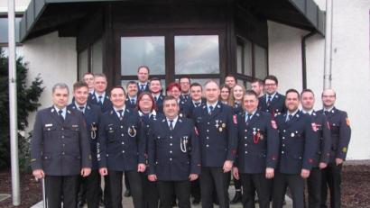 Bild: sei
Nach 22 Jahren geben unter anderem Kommandant Siegfried Janner (vorne Dritter von links) und Vorsitzender Harald Dobner (vorne, Vierter von rechts) ihr Amt in jüngere Hände. Neuer Feuerwehrvorsitzender ist Matthias Ay (Dritter von rechts), neuer Kommandant Timo Krauß (vorne, Vierter von links).