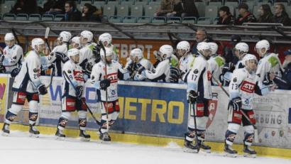 Bild: gb
Die Blue Devils Weiden nach einem Treffer beim entscheidenden Sieg in Regensburg.