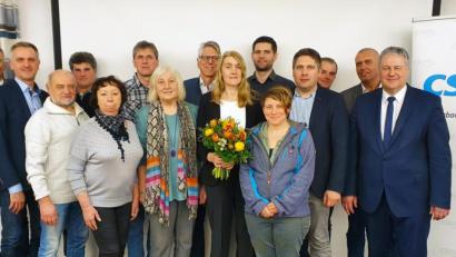 Bild: kow
Die Liste der Gemeinderatskandidaten in ihrer Reihenfolge: 1. Susanne Lindner (stehend mit Blumen Mitte), 2. Cajetan Kredler, 3. Werner Kohl (Atzmannsricht), 4. Sabine Lindner (Kainsricht), 5. Markus Rösch, 6. Sebastian Kraus (Atzmannsricht), 7. Bernadette Rösch, 8. Prof. Dr. Hans Bäumler, 9. Sebastian Mattner, 10. Christine Kredler, 11. Peter Kick, 12. Elke Kraus, 13. Hartmut Barth, 14. Werner Borawski, 15. Rudolf Gottschalk, 16. Wolfgang Bäumler (Atzmannsricht). Zum Ersatzkandidaten wurden Maximilian Hammer bestimmt. Mit im Bild: MdL Harald Schwartz (links) und Landrat Richard Reisinger (rechts).