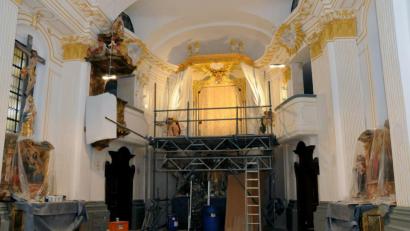 Bild: Stephan Huber
Noch nicht ganz fertig sind die Arbeiten im Inneren der Kirche. Vor allem fehlt noch das große Altarbild, das an der TU München restauriert wird.