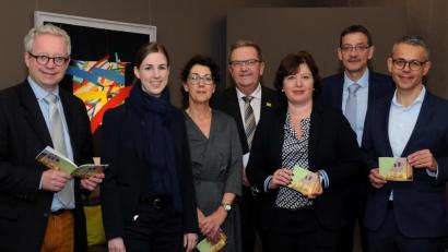 Bild: Stephan Huber
Sie stehen für starke Kunst in Amberg (von links): Kulturreferent Fabian Kern, Museumsleiterin Julia Riß, Kuratorin Michaela Grammer, Bürgermeister Martin Preuß, Sabine Seberak (Sparda-Bank Amberg), Kulturamtsleiter Reiner Volkert sowie Michael Gruber (Sparda-Bank Ostbayern)
