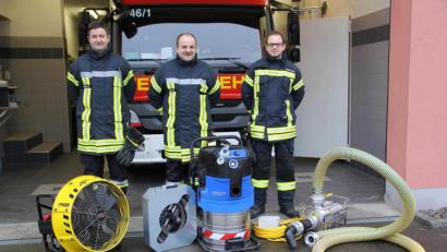 Bild: boj
Um künftig Überflutungen im häuslichen Bereich besser begegnen zu können, schaffte die Gemeinde eine leistungsfähige Tauchpumpe (rechts) und einen Pumpsauger an. Beide Geräte sind bei der Niedermuracher Feuerwehr stationiert. Aus der Vereinskasse wurde ein Drucklüfter (links) finanziert.