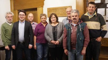 Bild: weu
Die SPD Schönsee geht mit engagierten Kandidatinnen und Kandidaten in das Rennen um die Stadtratsmandate. Josef Fleißer (zweiter von rechts) führt die Liste an. MdB Marianne Schieder (vierte von rechts) leitete die Wahl, SPD-Kreisvorsitzender und Landratskandidat Peter Wein (zweiter von links) sowie Kreisrat Josef Biebl (links) sprach ein Grußwort.