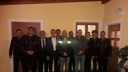 Bild: exb
Die Führungsmannschaft der Feuerwehr Lengenfeld mit Ehrengästen und den Neuaufnahmen (von links): Schriftführer Peter Kraus, Kommandant Michael Bauer, Zweiter Bürgermeister Peter Gold, Bürgermeister Franz Stahl, Zweiter Kommandant Josef Konrad jun., Patrick Trißl, Kassier Josef Trißl, Christian Zant, Jugendwart Verena Kipferl, Vorsitzender Wolfgang Stangl und Zweiter Vorsitzender Rupert Gruber jun.