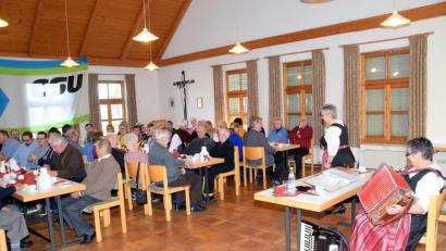 Bild: Picasa
Die Seebauer Moidl unterhielten mit Musik, Geschichten und Witzen im Pfarrheim beim Seniorennachmittag.