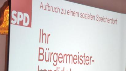 Bild: br
Der 50-jährige Diplom-Volkswirt Markus Neubauer bewirbt sich für die Speichersdorfer Sozialdemokraten bei der Kommunalwahl am Sonntag, 15. März um das Bürgermeisteramt. Seine Nominierung war von einem leicht holprigen Start begleitet.