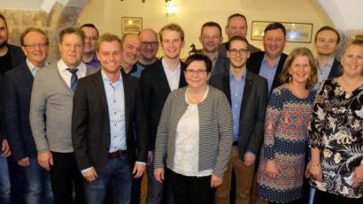 Bild: u
Mit erfahrenen Kommunalpolitikern und jungen Kräften werben die Hirschauer CSU-Verbände bei den Stadtratswahlen um das Vertrauen der Bürger (von links): Martin Merkl, Christian Gnan, Mario Rauscher, Hans-Jürgen Schönberger, Peter Leitsoni, Sandro Gärtner, Manuel Falk, Werner Weigl, Dieter Kohl, Florentin Siegert, Bärbel Birner, Hermann Gebhard, Andreas Falk, Josef Luber (dahinter), Martin Meier, Gertrud Siegert, Ludwig Koller, Michaela Meier, CSU-Kreisvorsitzender Harald Schwartz und Bürgermeister Hermann Falk.
