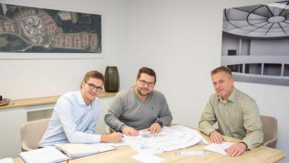 Bild: hwk
Bauingenieur Matthias Stelzl, Geschäftsleiter Thomas Kaufmann und Bautechniker Michael Wagner vom Architektenbüro Schultes (von links) besprachen die weiteren Schritte.
