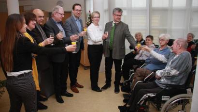 Bild: wro
Bürgermeister Wolfgang Braun (im Bild stehend von rechts) bat Heimleiterin Claudia Englmann, Geschäftsführer Christian Weiß, die Gemeinderäte Rainer Bleistein, Hermann Stock, Zweite Bürgermeisterin Andrea Hecht und Daniela Schütte (Leiterin soziale Betreuung) sowie die Bewohner auf das Jahr 2020 anzustoßen.