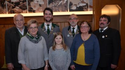 Bild: dob
Gerlinde Köppl, Leonie Maier und Therese Thomas (vorne von links nach rechts) wurden bei der Jahreshauptversammlung für ihre langjährige Treue geehrt. Schützenmeister Thomas Eiberweiser (Dritter von links) und dessen Stellvertreter Josef Herrmann (Dritter von rechts) zeichneten sie mit der Vereinsehrennadel aus. Stellvertretender Gauschützenmeister Josef Bäumler (rechts) und dritter Bürgermeister Johann Gollwitzer (links) gratulierten dazu.