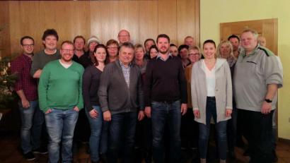 Bild: ral
Bürgermeisterkandidat Hans-Jürgen Flierl (Dritter von rechts) führt die Kandidatenliste der FWG Trisching an.