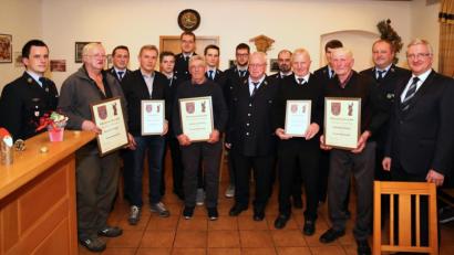 Bild: JOCHEN NEUMANN 
ERBENDORF
Für langjährige Mitgliedschaft zeichnete die Feuerwehr Wetzldorf (erste Reihe, von links) Manfred Ringer, Siegfried Tretter, Johann Schraml, Ferdinand Schieder und Christof Dumler aus. Mit auf dem Bild: Zweiter Bürgermeister Johannes Reger (rechts), Zweiter Vorsitzender Franz Wenning, Zweiter Kommandant Manuel Köllner (links), Kommandant Rudi Schinner und Vorsitzender Willi Kraus (Vierter von links, erste Reihe) mit den beförderten und ausgezeichneten Aktiven (Zweite Reihe, ab Dritter von links) Markus Pöllmann, Stefan Wenning, Nicolas Haberkorn, Nico Haberkorn, Werner Schraml und Daniel Meierhöfer.