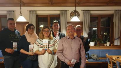 Bild: exb
Erstmals tritt das neue Bündnis Zukunft Ammerthal zur Kommunalwahl an. Angeführt wird die Riege der Gemeinderatsbewerber vom Vorsitzenden Stefan Anderle (Dritter von rechts), der zudem das Bürgermeistermandat im Visier hat.