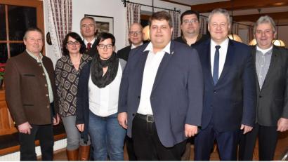 Bild: no
Zur offiziellen Gratulationscour versammelt sind (von links) CSU-Fraktionssprecher Werner Englhard, SPD-Fraktionssprecherin Elke Pirner, Landtagsabgeordneter Harald Schwartz, Dehlings Freundin Christiane, Pfarrer Thomas Schertel, Jubilar Dieter Dehling, BJV-Kreisvorsitzender Stefan Frank, Landrat Richard Reisinger und UWG-Fraktionssprecher Hans Pirner.