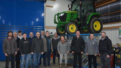 Bild: jr
Klaus und Manfred Schwägerl (von rechts) führten die Mitglieder des CSU-Ortsverbandes Leonberg durch die Hallen- und Ausstellungsräume. Bürgermeisterkandidat Max Ernstberger (Dritter von rechts) und Ortsvorsitzender Max Zintl (Fünfter von rechts) dankten für die informative Führung und gratulierten zur gelungenen Geschäftsübergabe.