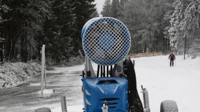 Bild: Gabi Schönberger
Nur ein dünnes Schneedeckchen gibt’s auf der Silberhütte. Langlaufen ist derzeit nur auf etwa 1000 Metern möglich. Die Schneekanonen warten auf knackig kalte Temperaturen. Auf dem Rotbühlsender bei Hirschau ist die Lage ähnlich.