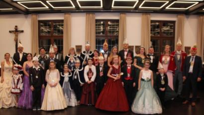 Bild: kro
13 Prinzenpaare nahmen am Mittwochabend beim 26. Empfang des Landrats im Sitzungssaal des Landratsamts teil. Rechts Landrat Wolfgang Lippert, der zum zwölften Mal die Faschingsprinzenpaare empfing.