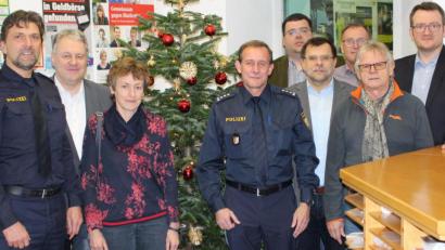 Bild: paf
Info-Besuch bei der Polizei: (vorne, von links) Polizeihauptkommissar Peter Krämer, Landrat Richard Reisinger, Stadträtin Evi Rauch, Erster Polizeihauptkommissar Michael Kernebeck, Zweiter Bürgermeister Günter Koller, Stadtrat Karl Reyzl, (hinten, von links) die Stadtratskandidaten Stefan Frank und Manfred Seitz sowie Ortsvorsitzender Patrick Fröhlich.