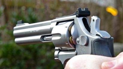 Bild: Petra Hartl
Gespannt wie der Hahn dieses Revolvers haben Sportschützen, aber auch andere legale Waffenbesitzer die Umsetzung der neuen EU-Feuerwaffenrichtlinie in nationales Gesetz verfolgt. Nach ihrer Ansicht zielte der ursprüngliche Änderungsentwurf nicht auf die Bekämpfung von Terror und illegalen Waffen, sondern nahm voll Hobby und Sport Tausender gesetzestreuer Bürger ins Visier.