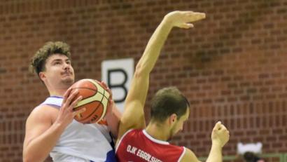 Bild: Büttner, Gerhard
Die Hamm Baskets gastieren im ersten Saisonspiel im neuen Jahr in Würzburg. Wegen einer Schulterverletzung ist der Einsatz von Phillipp Wagner (links) fraglich.
