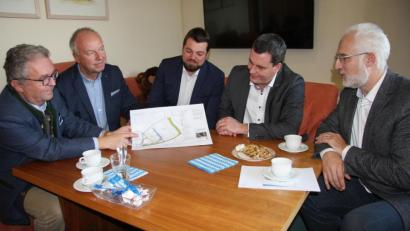 Bild: wro
Thema beim Treffen im Wiesauer Rathaus waren auch die Pläne der Schott AG Mitterteich. Im Bild (von links) Bürgermeister Toni Dutz, IHK-Gremium-Vorsitzender Bernd Fürbringer, Ludwig Bundscherer (Communication-Manager bei der Schott AG), IHK-Geschäftsführer Florian Rieder und Thomas Weiß, Geschäftsführer im Rathaus.