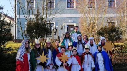 Bild: wec
Die Kinder und Jugendlichen aus Theuern waren am Montag, dem Dreikönigstag, unterwegs. Sie nahmen insgesamt 1350 Euro ein.