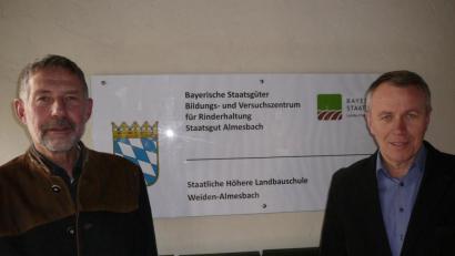Bild: exb
Den Bildungsauftrag auch unter neuem Namen wollen weiter erfüllen Helmut Konrad (rechts), Leiter des Staatsguts Almesbach, und Stellvertreter Helmut Bamler.