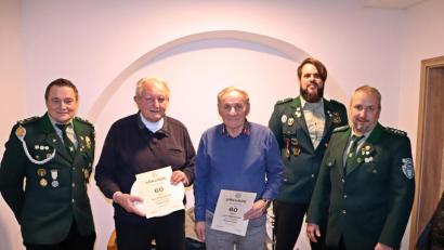 Bild: jma
Die Speckbachpelzer Michelfeld ehren treue Mitglieder (von links): Schützenmeister Josef Diertl, Erwin Lindner, Erich Hofmann, Johannes Lindner jun. und Alexander Kroher.